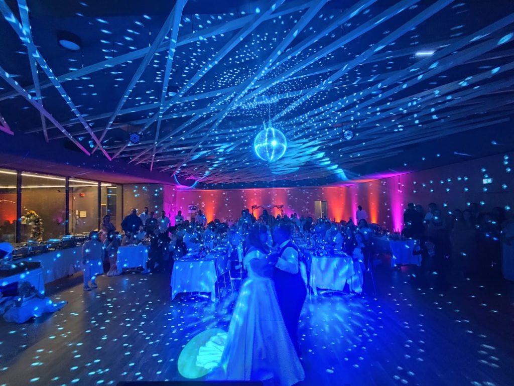 Mariée sur la piste sous un ciel étoilé, mariage en Alsace