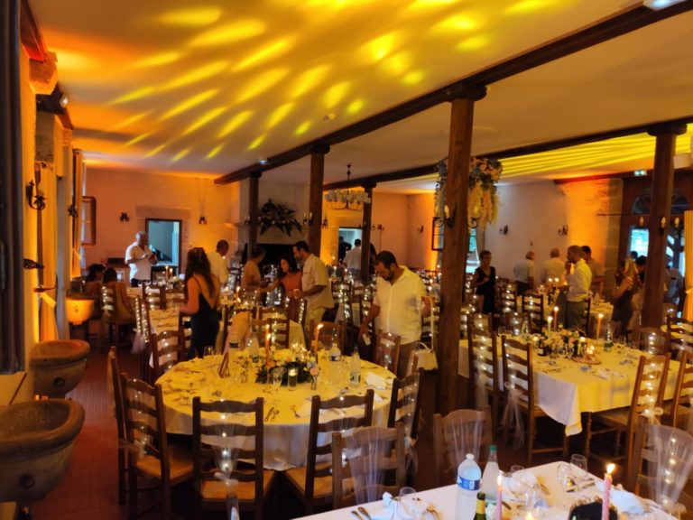 salle reception decor chaleureux
