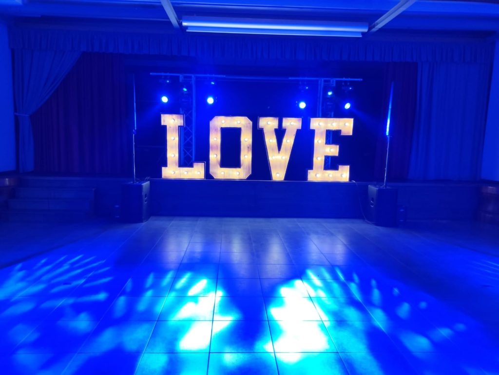 Lettres LOVE lumineuses sur la piste de danse