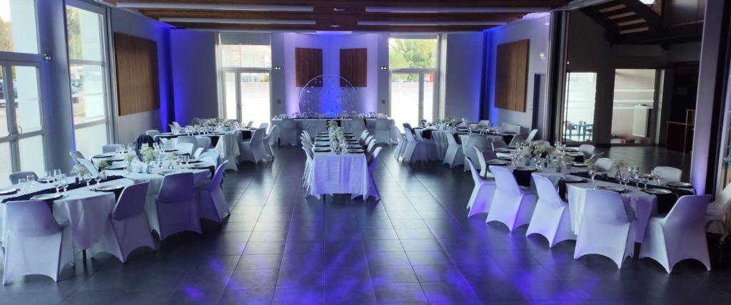Salle de mariage éclairée en bleu par Créa'Event